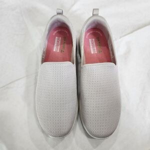Skechers Size 8 Gray Slip-On Sneakers